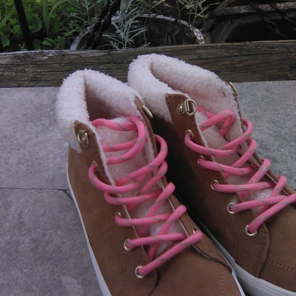 Old Navy Sneakers Wm 5 Tan Suede Sherpa Lined NWT Barbiecore - Picture 5 of 7